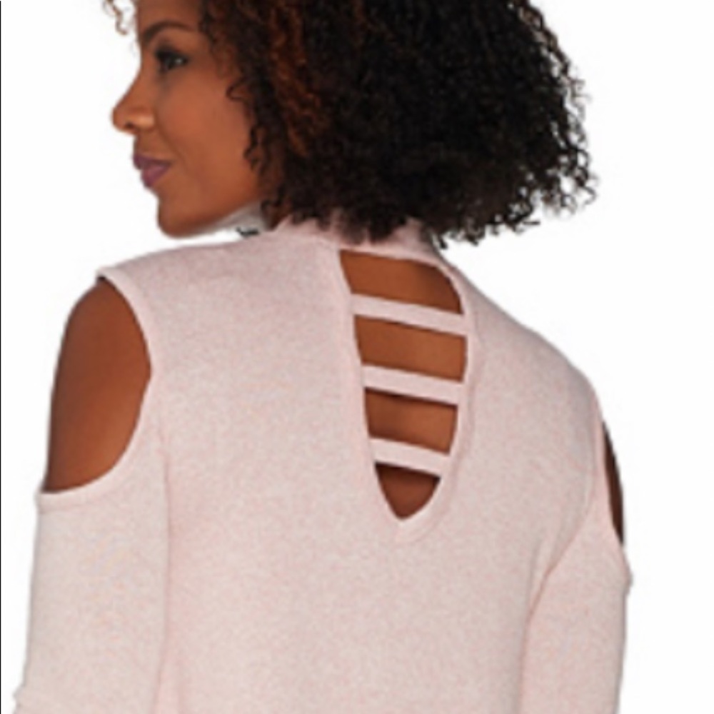 NWOT. Lisa Rinna Cold Shoulder with Back Details